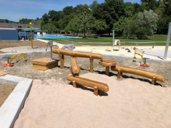 Wasserspielanlage von SIK Holz in Möriken, Spielplatz mit Wasserspiel, Wasserrinne für Kinder